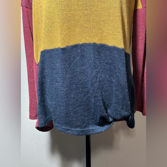 ODDY Colorblock Long Sleeve Top with small knot  Size 1X - Picture 2 of 7